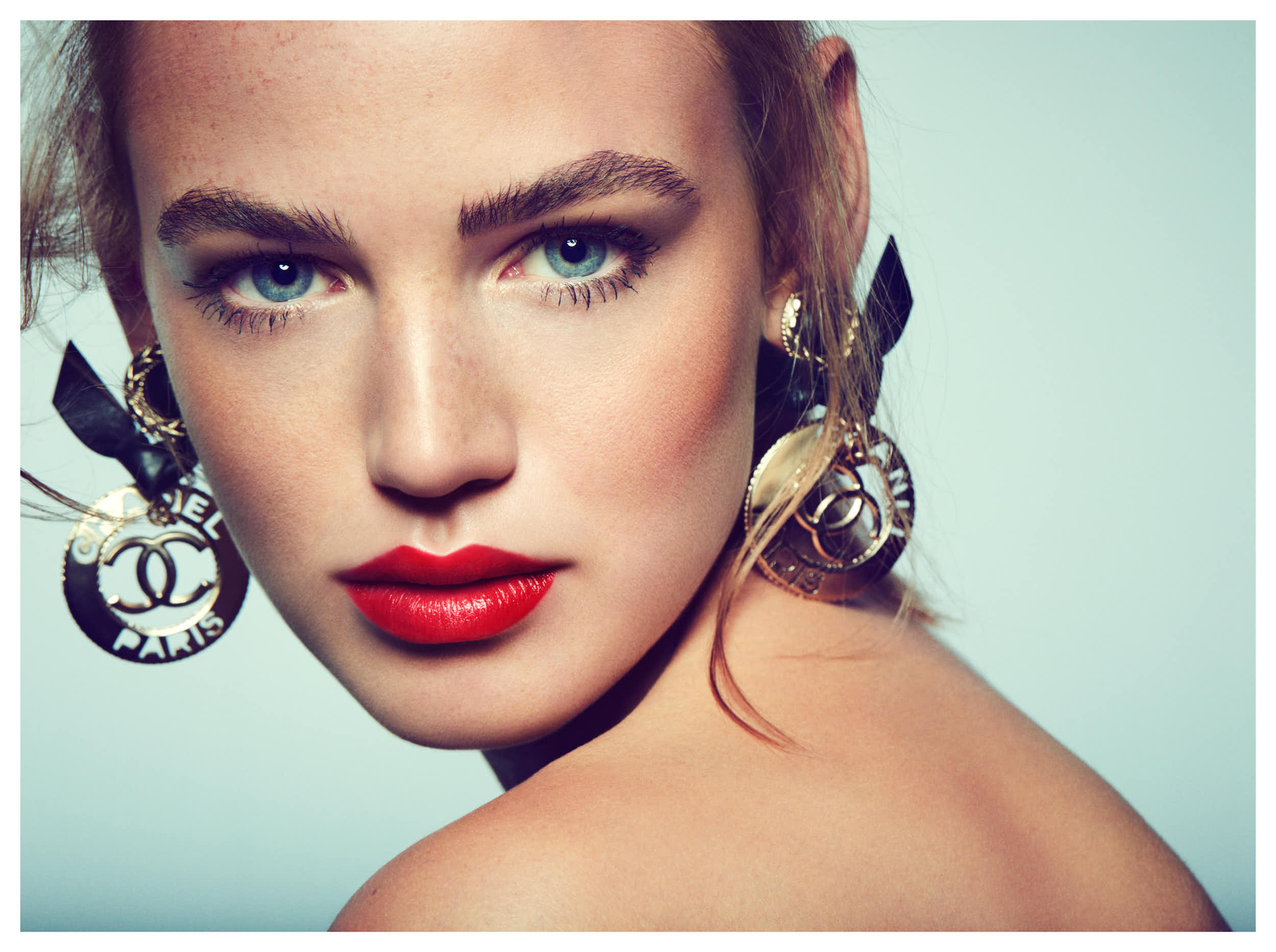 In_LadyInRed_03